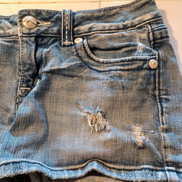 Miss Me Shorts, Size 28, Low-Rise, 30W x 2L, Distressed, 9" Waist to Hem - Picture 7 of 9
